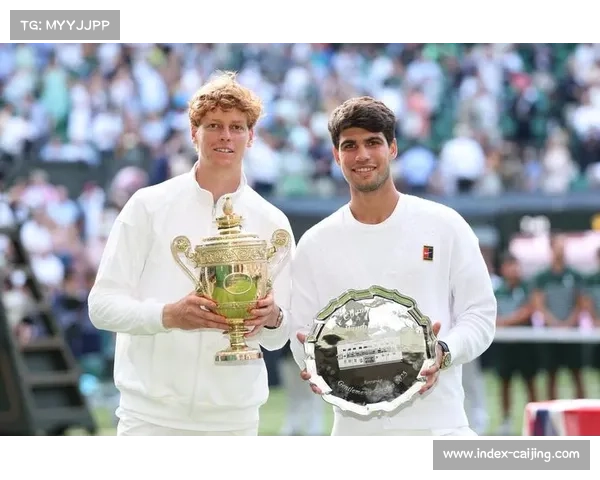 阿尔卡拉斯总决赛失利后微笑致意,与辛纳拥抱致意 阿尔卡拉斯总决赛失利后微笑致意,与辛纳拥抱致意